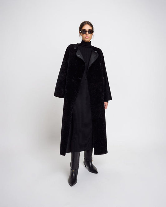 By Malene Birger langer reversibler Pelzmantel in Schwarz von vorne getragen