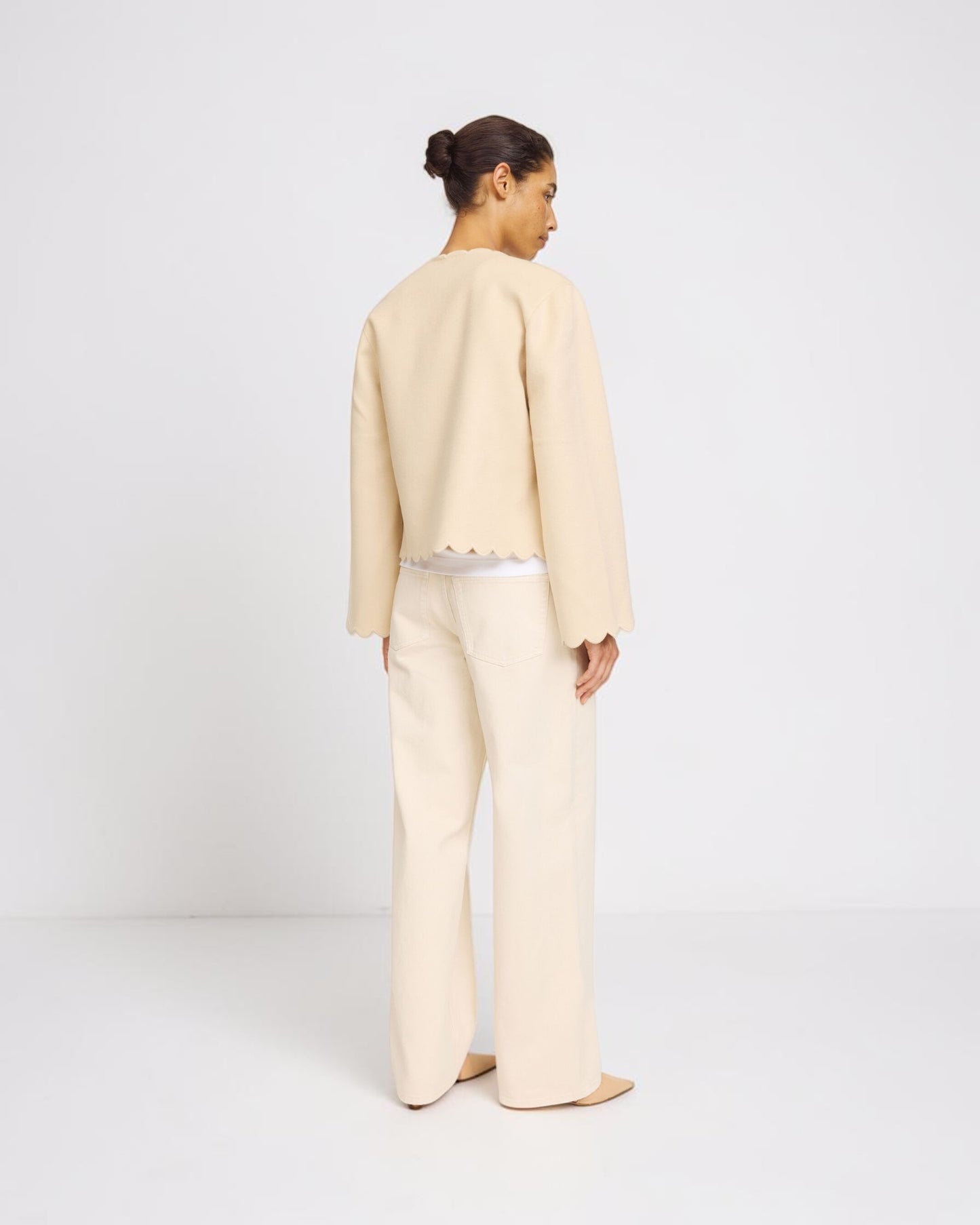 By Malene Birger Bolero-Jacke in Vanilla Creme von hinten getragen