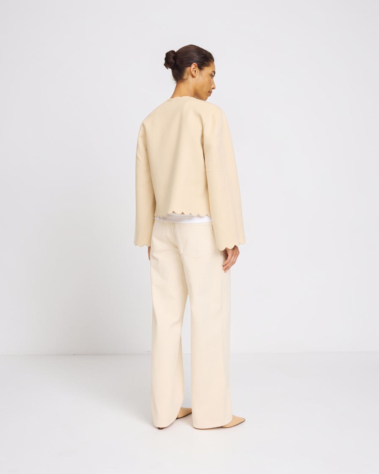 By Malene Birger Bolero-Jacke in Vanilla Creme von hinten getragen