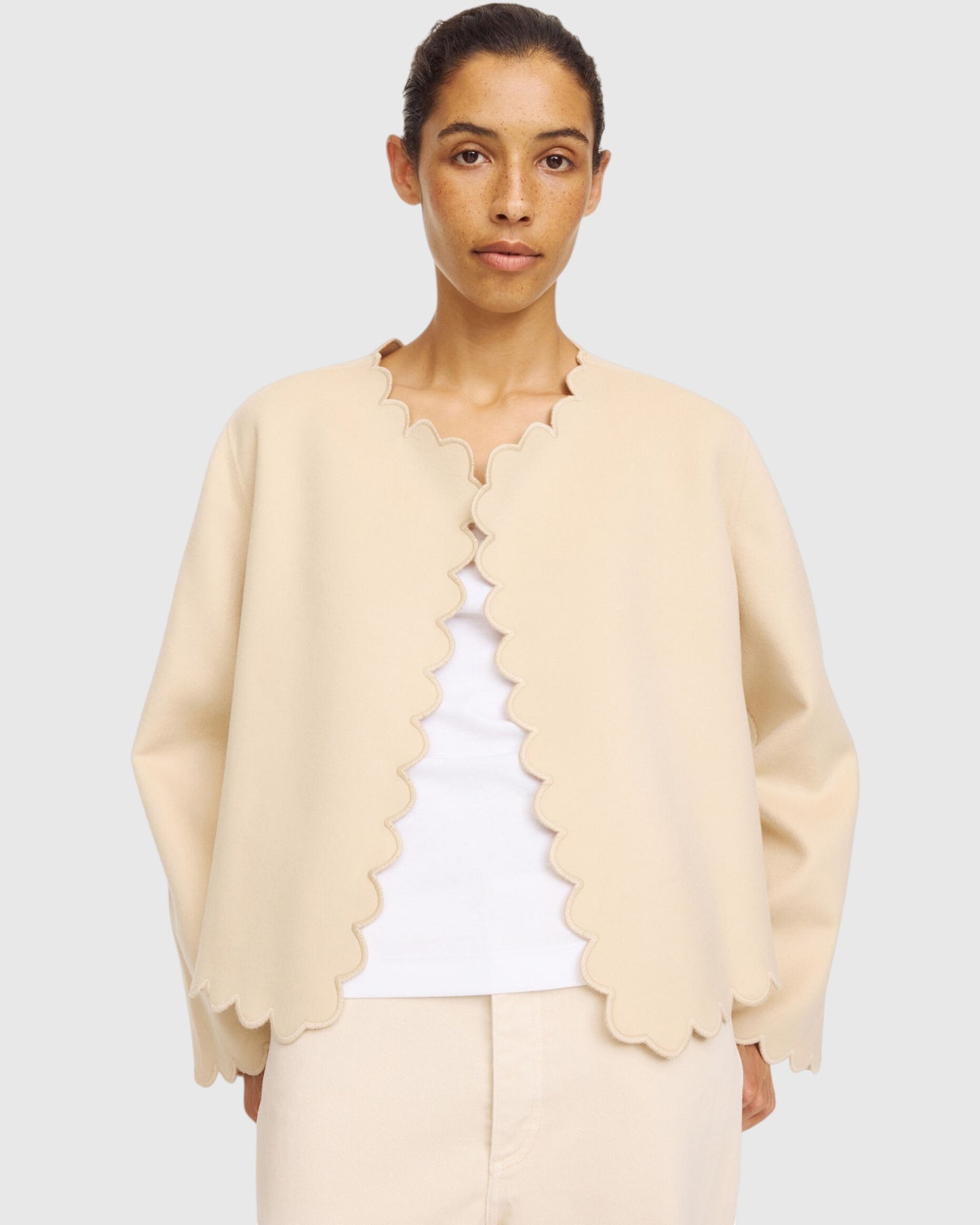 Detail der By Malene Birger Bolero-Jacke in Vanilla Creme getragen
