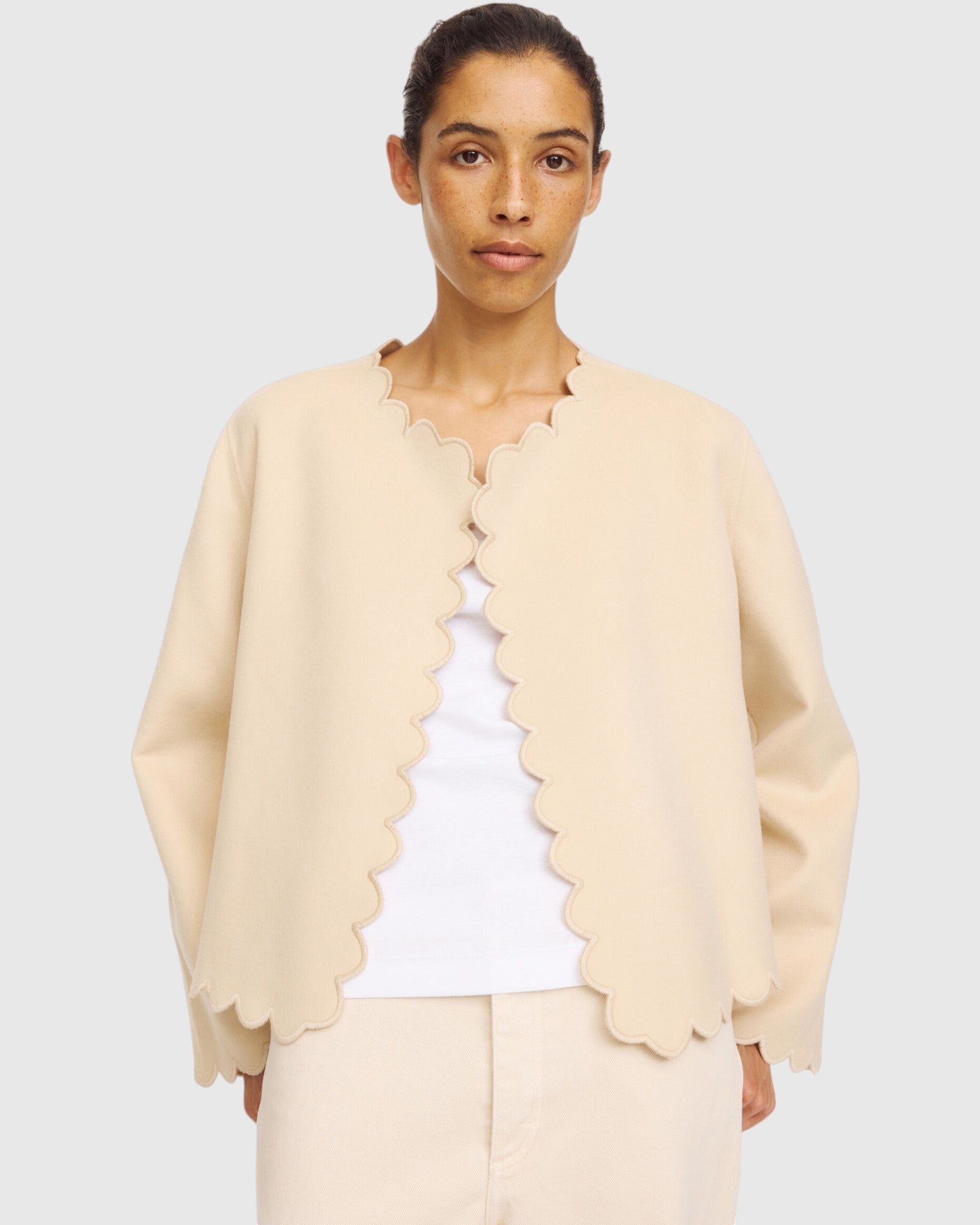 Detail der By Malene Birger Bolero-Jacke in Vanilla Creme getragen
