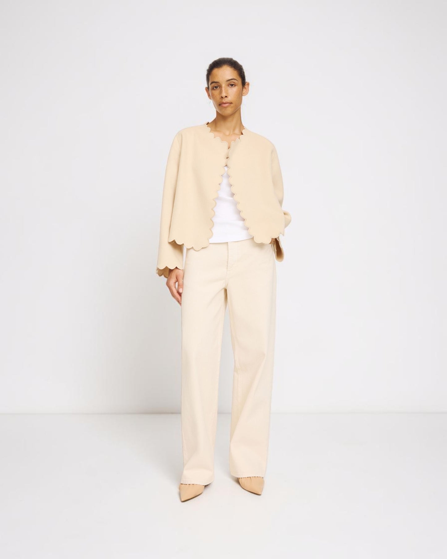 By Malene Birger Bolero-Jacke in Vanilla Creme von vorne getragen
