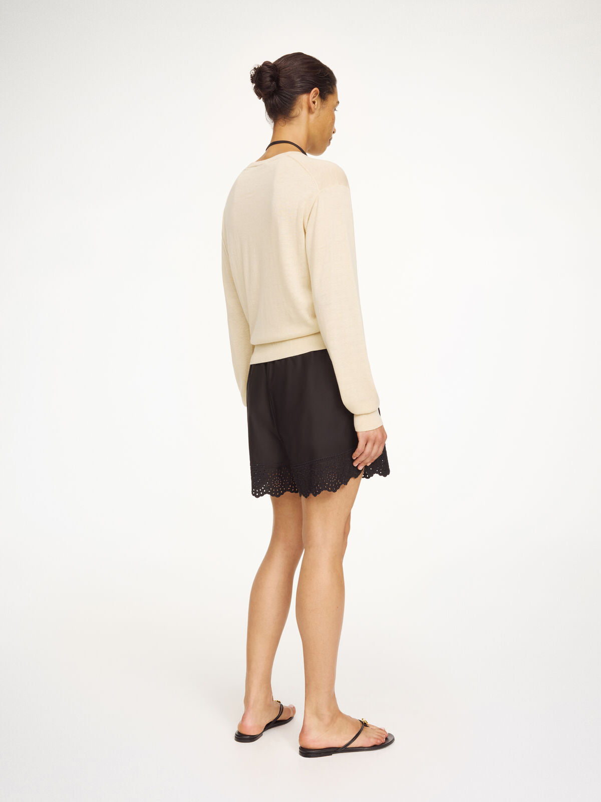 By Malene Birger Shorts Baumwolle mit Spitze schwarz am Model hinten