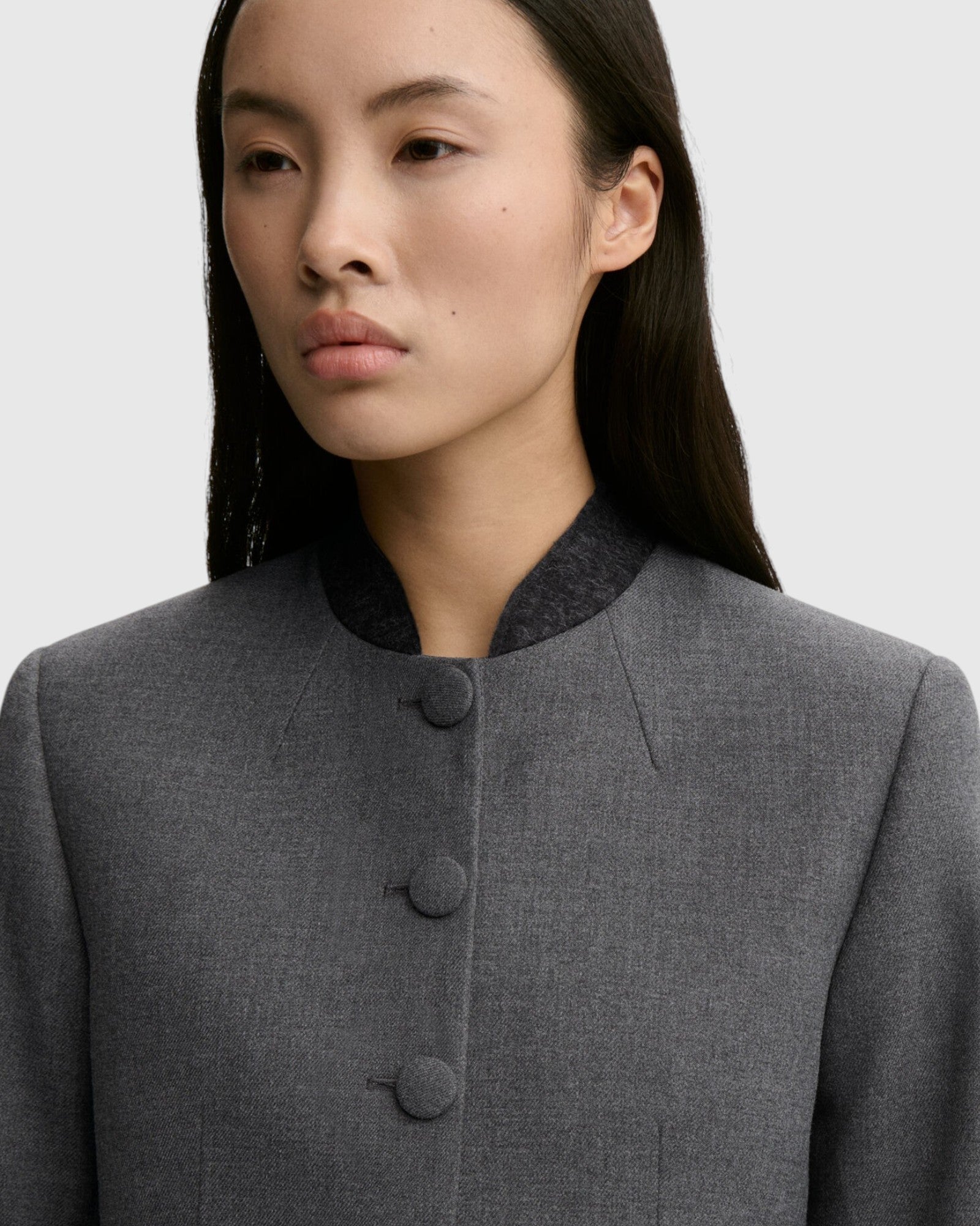 Detail des By Malene Birger Claye Blazers mit Knöpfen und Revers