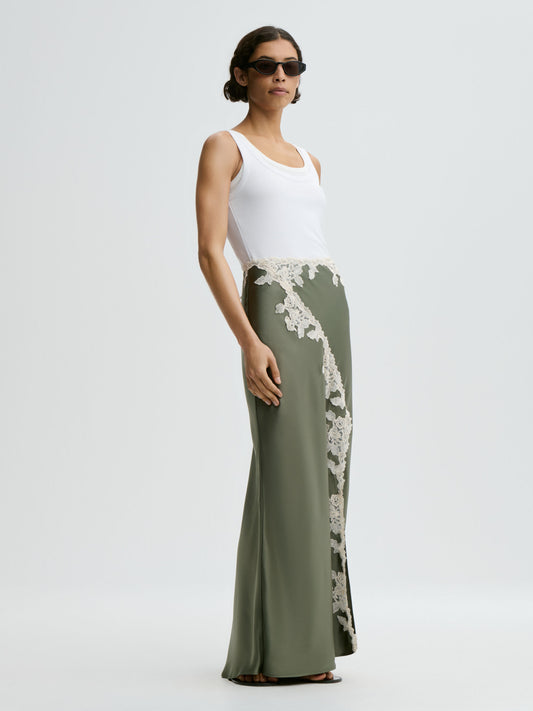By Malene Birger Erika Maxi-Rock Deep Lichen Green von vorne getragen