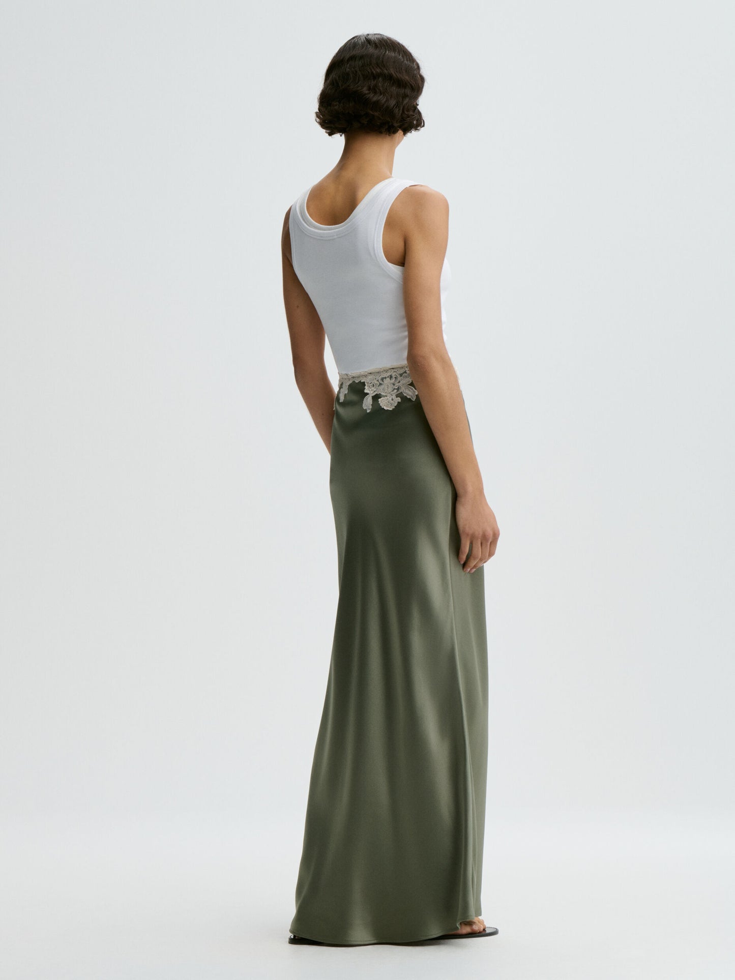 By Malene Birger Erika Maxi-Rock Deep Lichen Green von hinten getragen