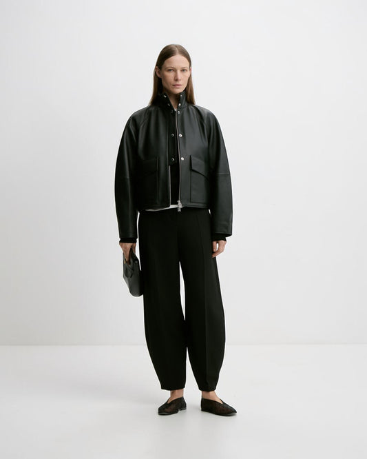By Malene Birger Suzanne Lederjacke in Schwarz von vorne getragen