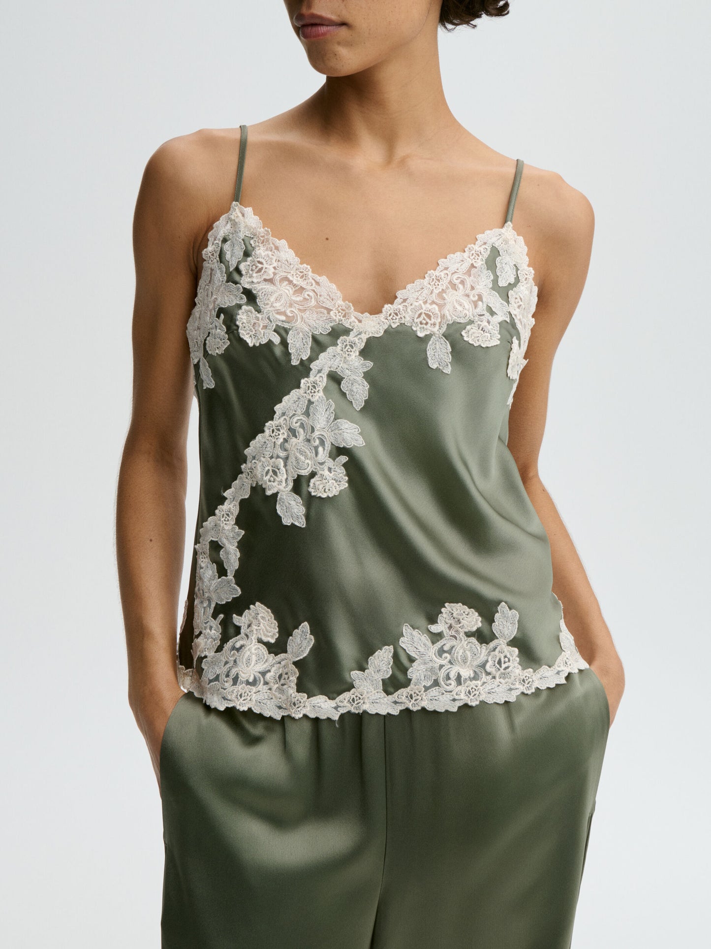 By Malene Birger Top Lichen Green am Model Detailansicht