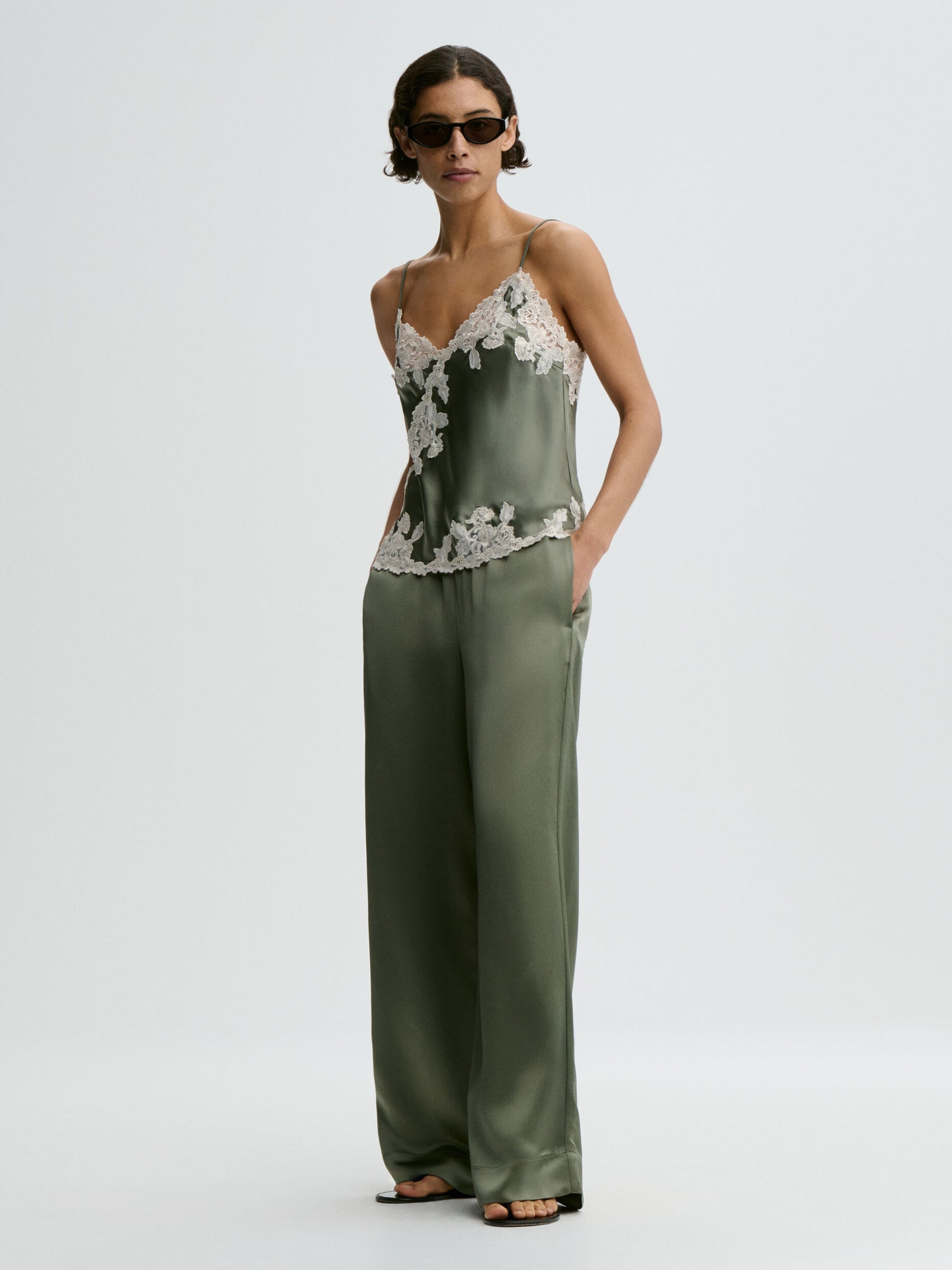 By Malene Birger Top Lichen Green am Model vorne