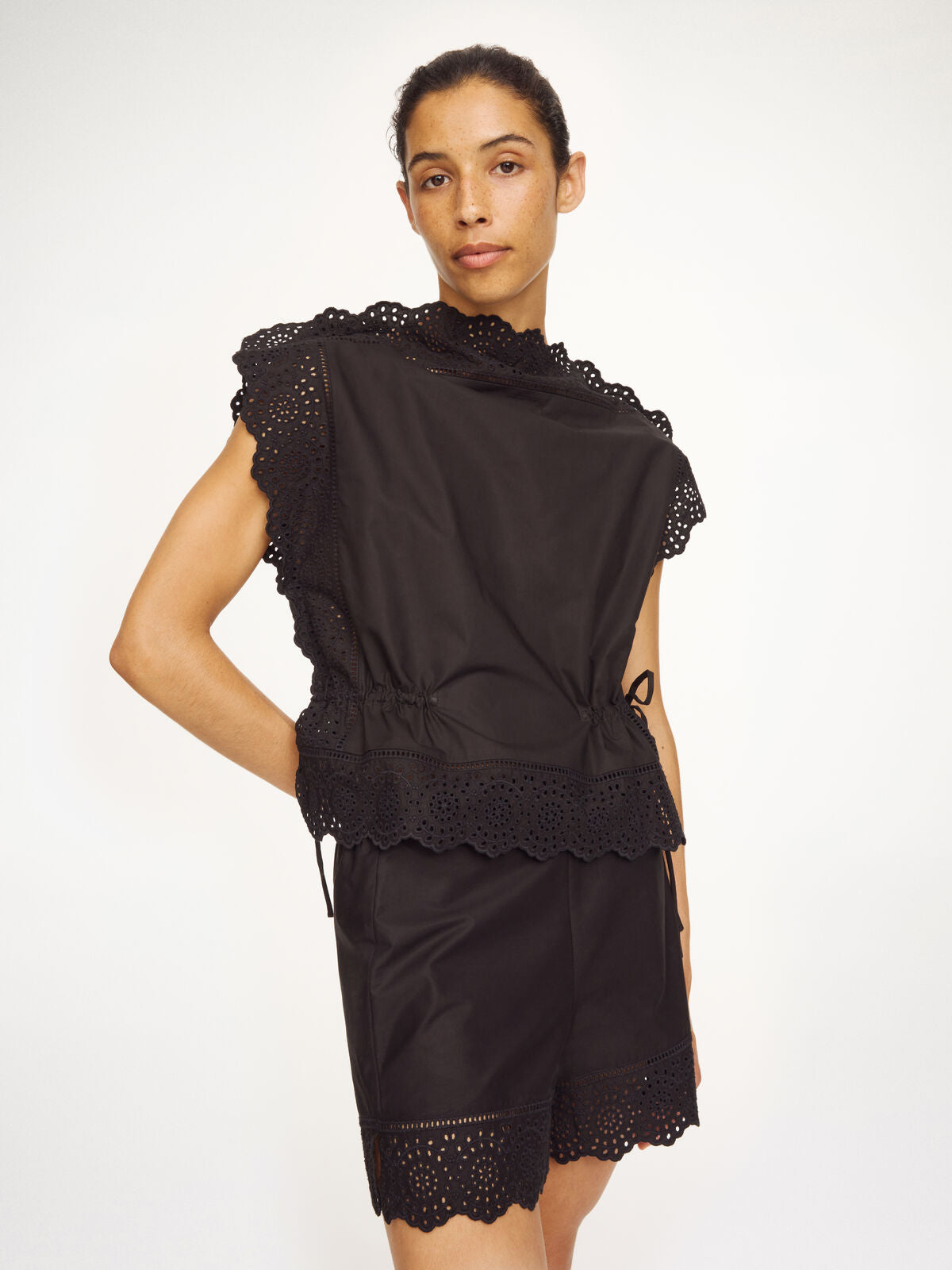 By Malene Birger Top  Baumwolle mit Spitze schwarz am Model Detailansicht