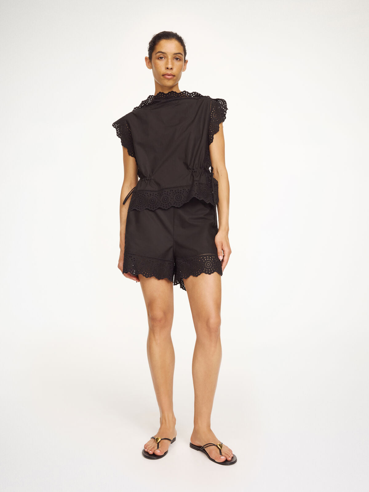 By Malene Birger Top  Baumwolle mit Spitze schwarz am Model vorne