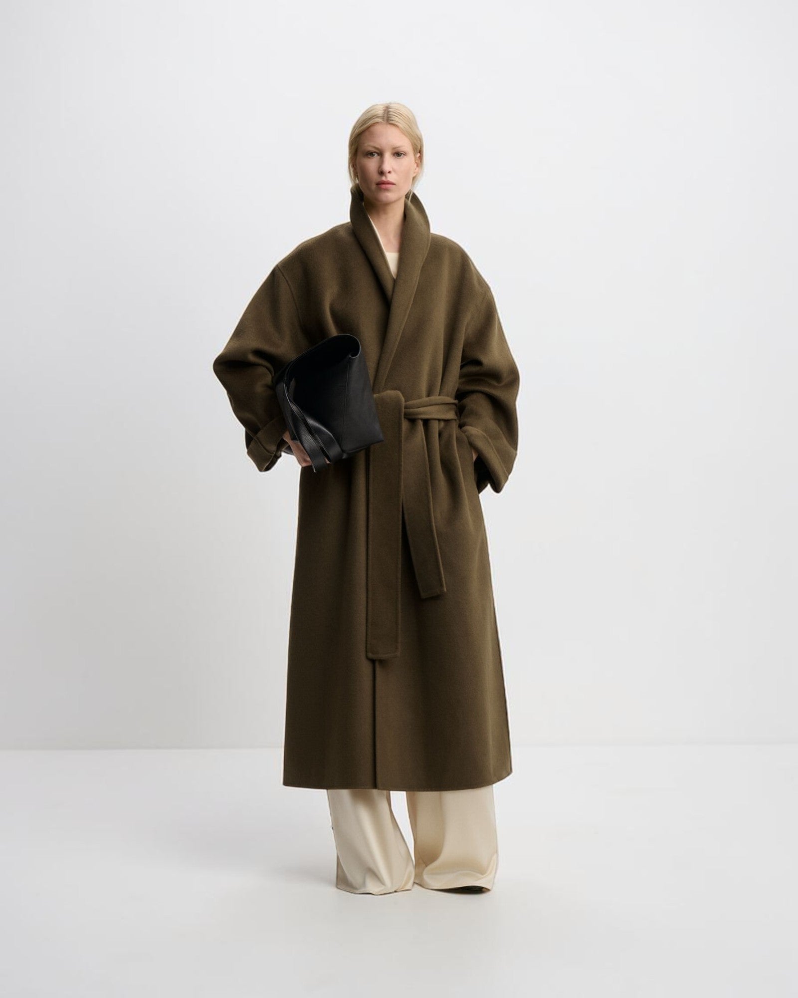 By Malene Birger Trullem Wollmantel in Dunkelkhaki von vorne getragen