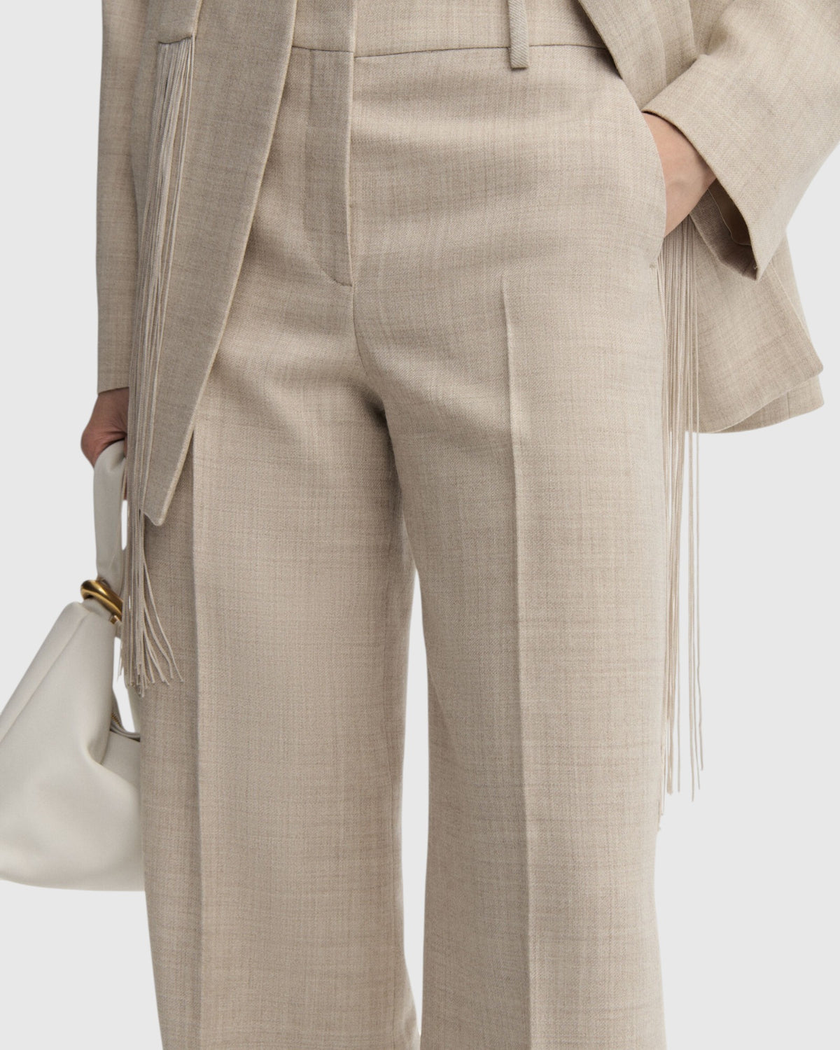 Bund und Bügelfalten der By Malene Birger Wollhose in Graubraun Melange in Nahaufnahme am Model