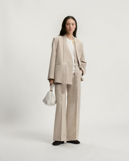 By Malene Birger weite Wollhose in Graubraun Melange von vorne am Model mit passendem Blazer