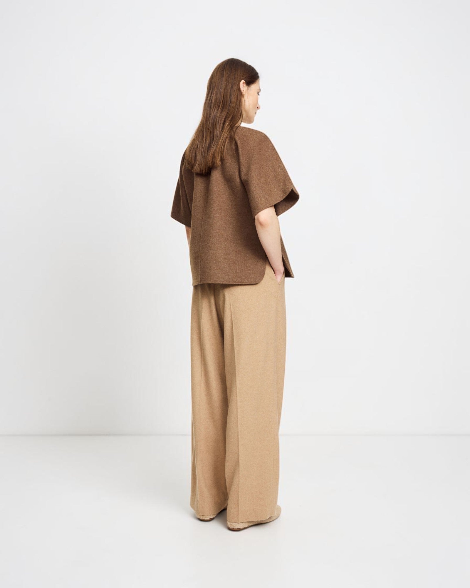 By Malene Birger Wide-Leg-Hose aus Wolle in Beige von hinten getragen