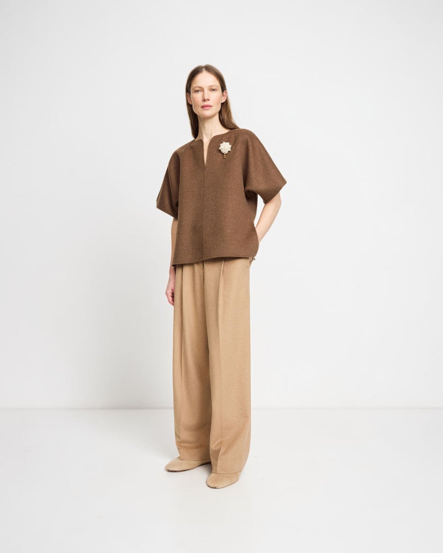 By Malene Birger Wide-Leg-Hose aus Wolle in Beige von vorne getragen