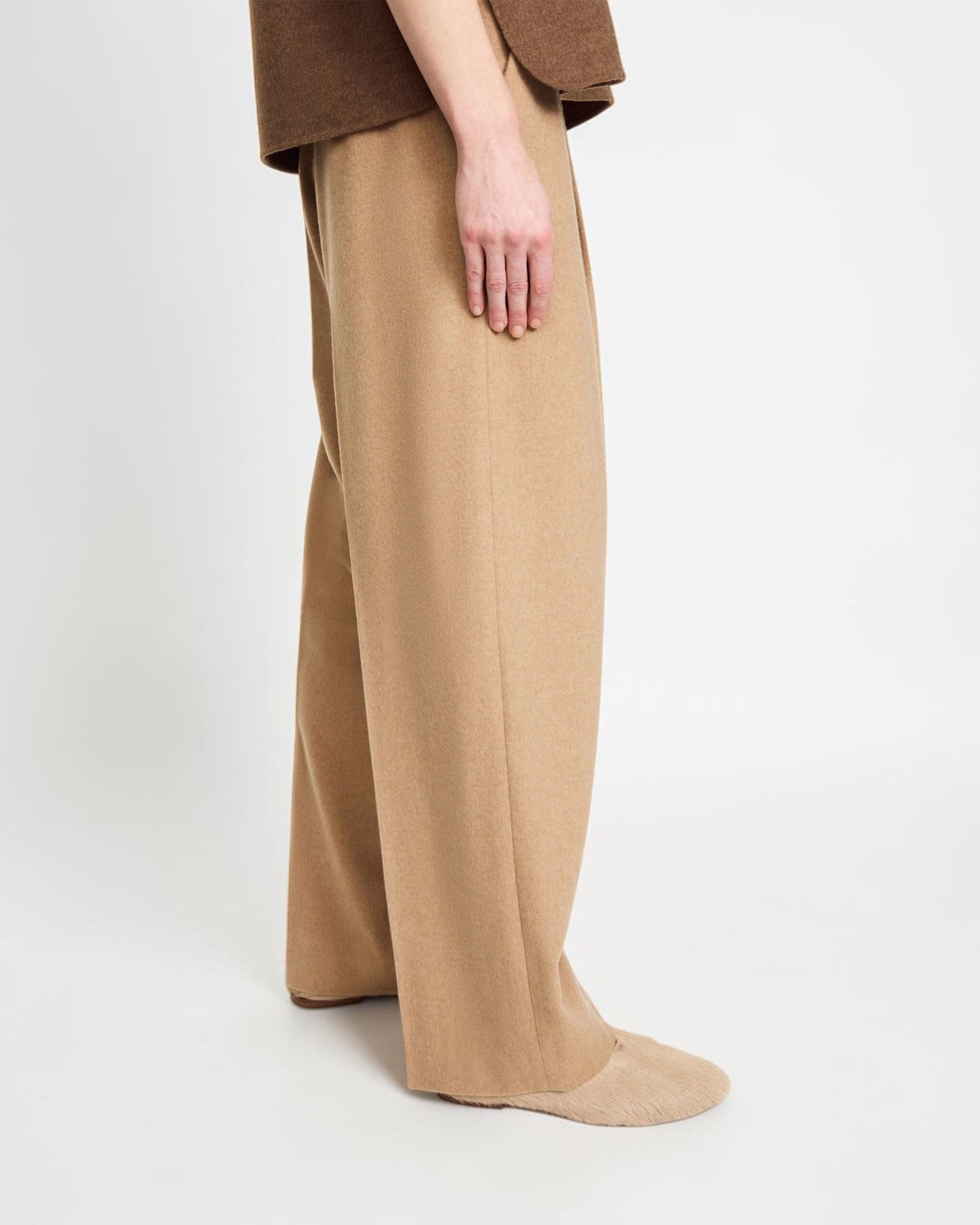 Seitliches Detail der By Malene Birger Wide-Leg-Hose aus Wolle in Beige