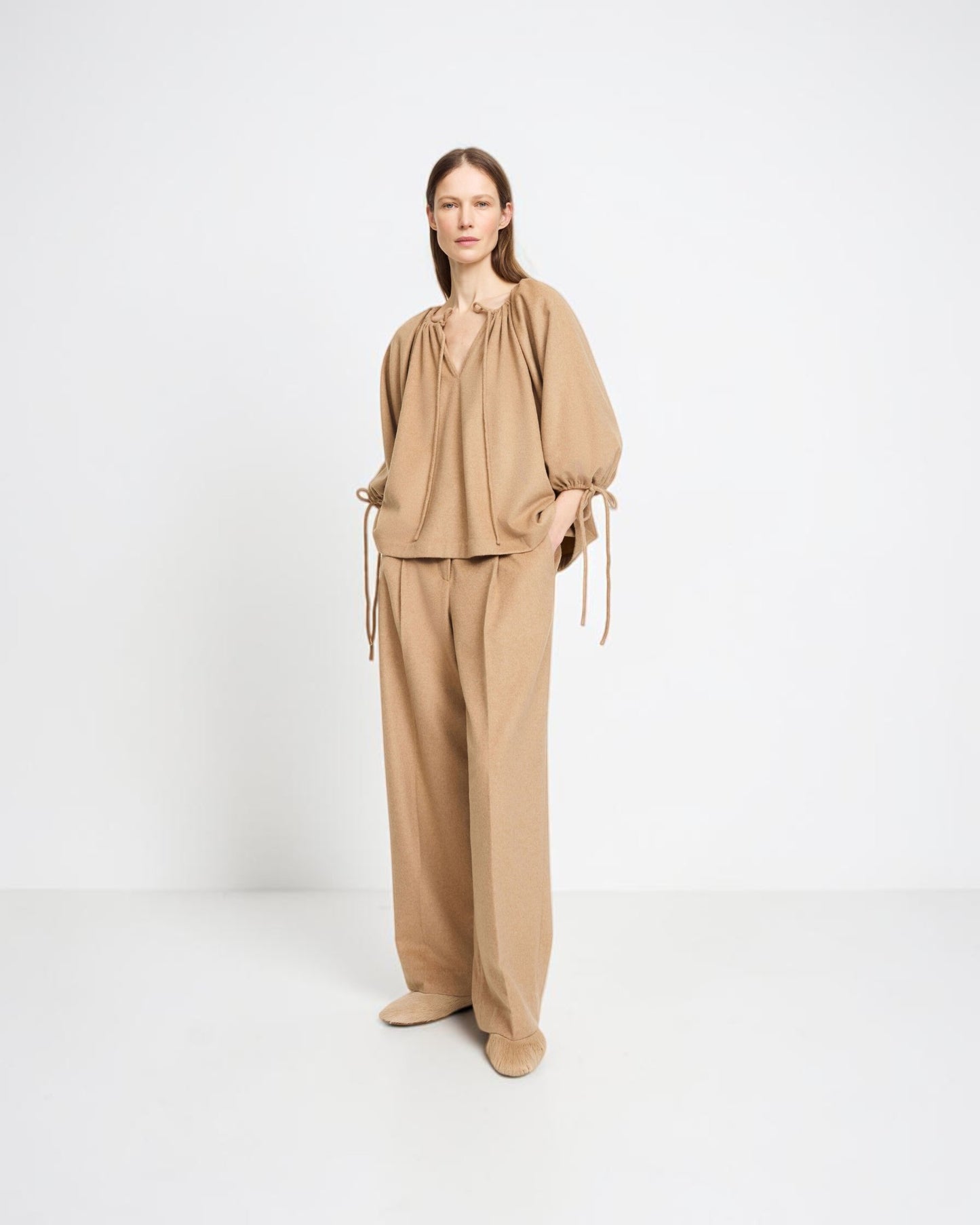 By Malene Birger Bluse mit Bindebändern in Beige von vorne getragen