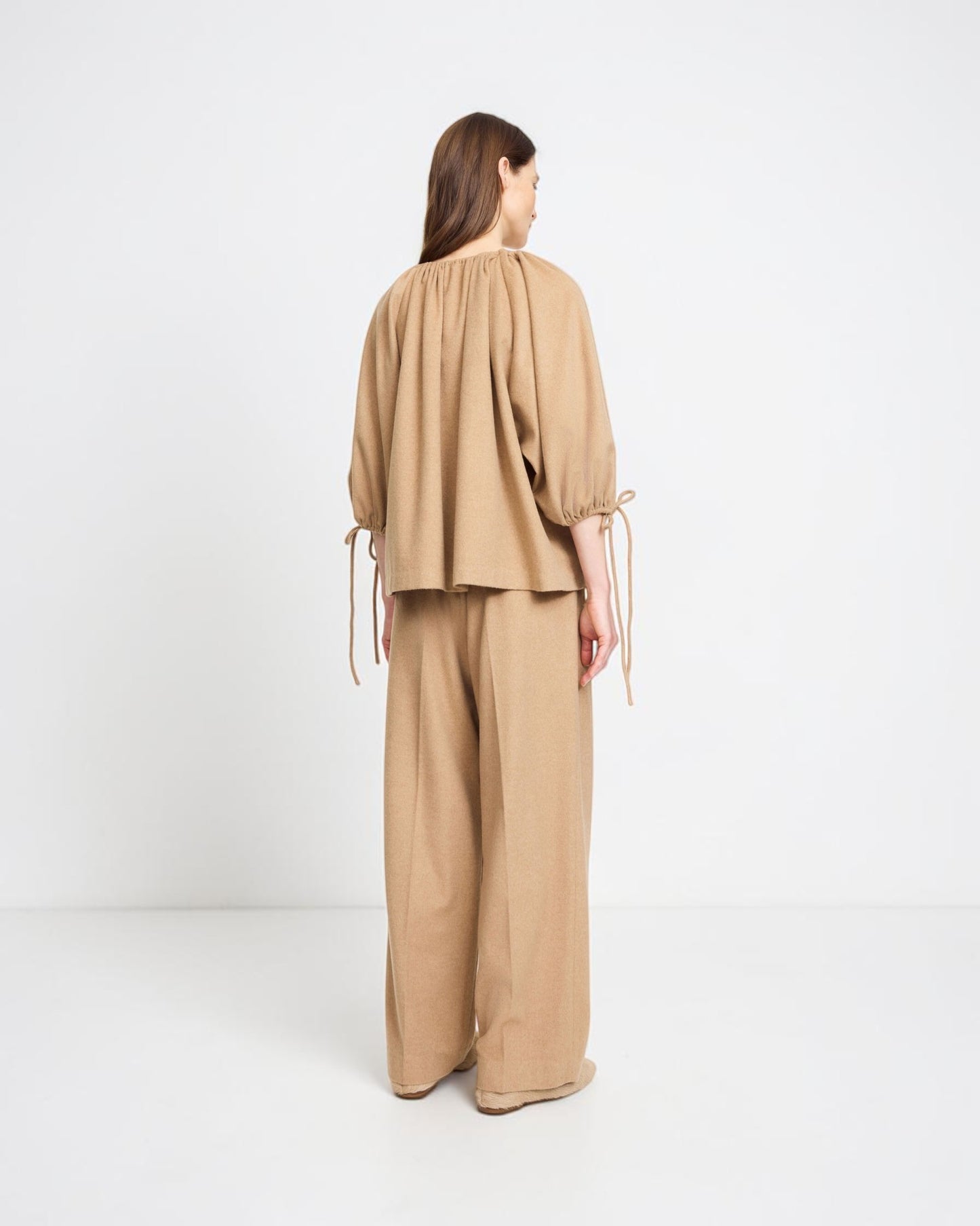 By Malene Birger Bluse mit Bindebändern in Beige von hinten als Freisteller