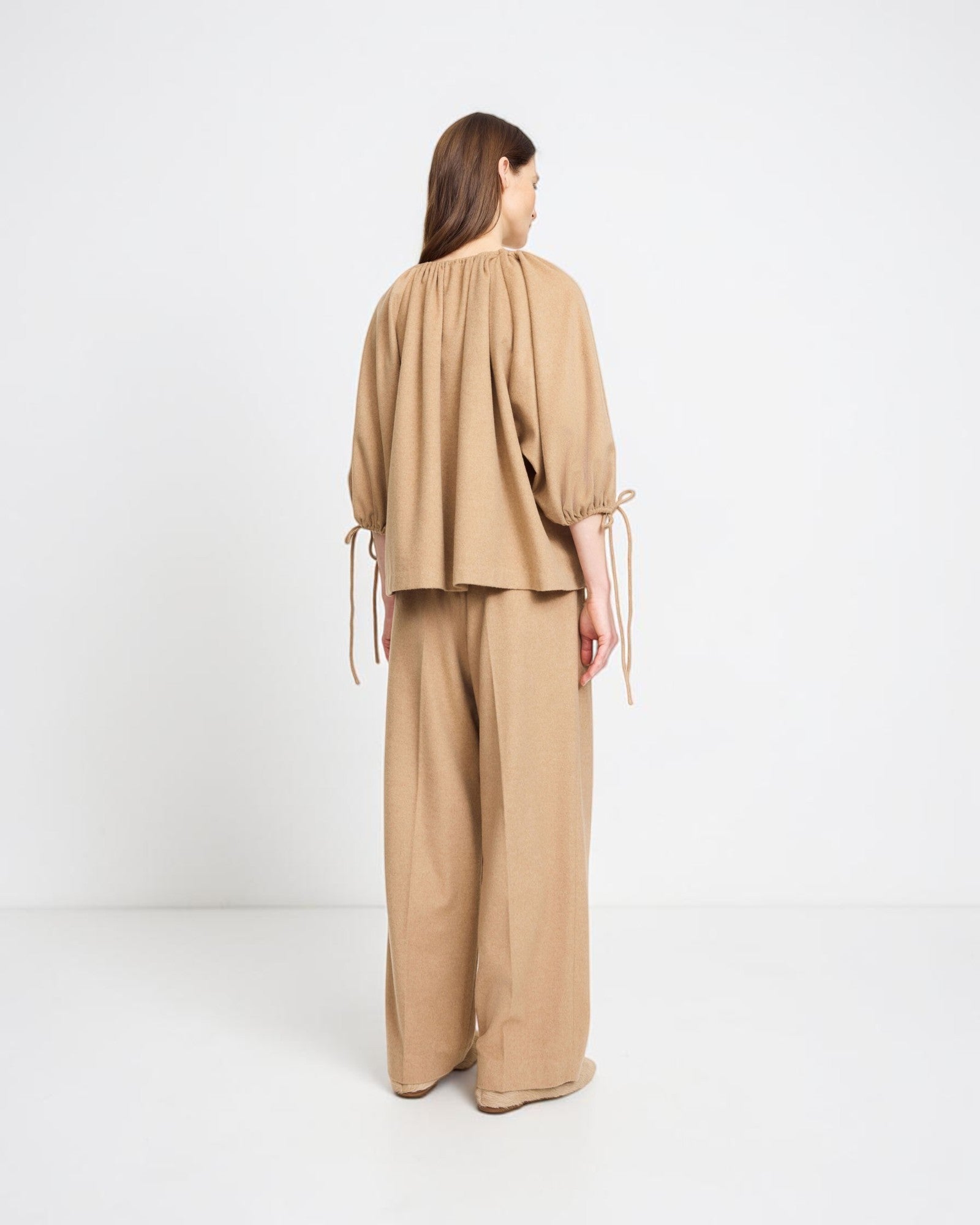 By Malene Birger Bluse mit Bindebändern in Beige von hinten als Freisteller