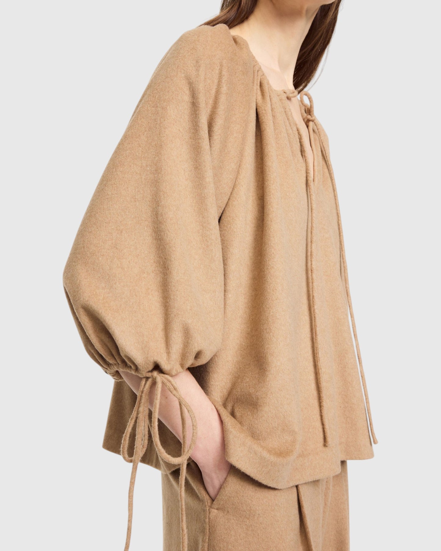 Detail der By Malene Birger Bluse mit langen Bindebändern in Beige