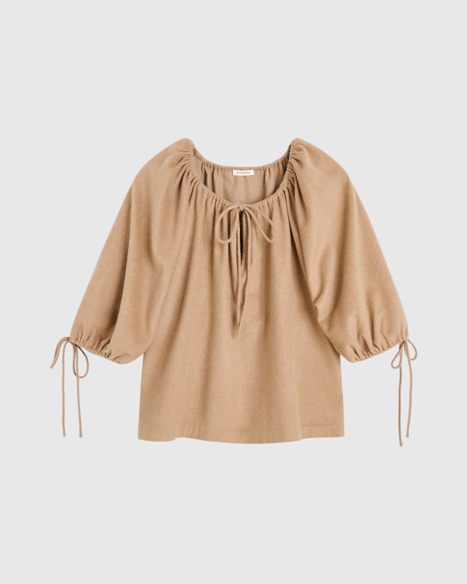 By Malene Birger Bluse mit Bindebändern in Beige als Freisteller