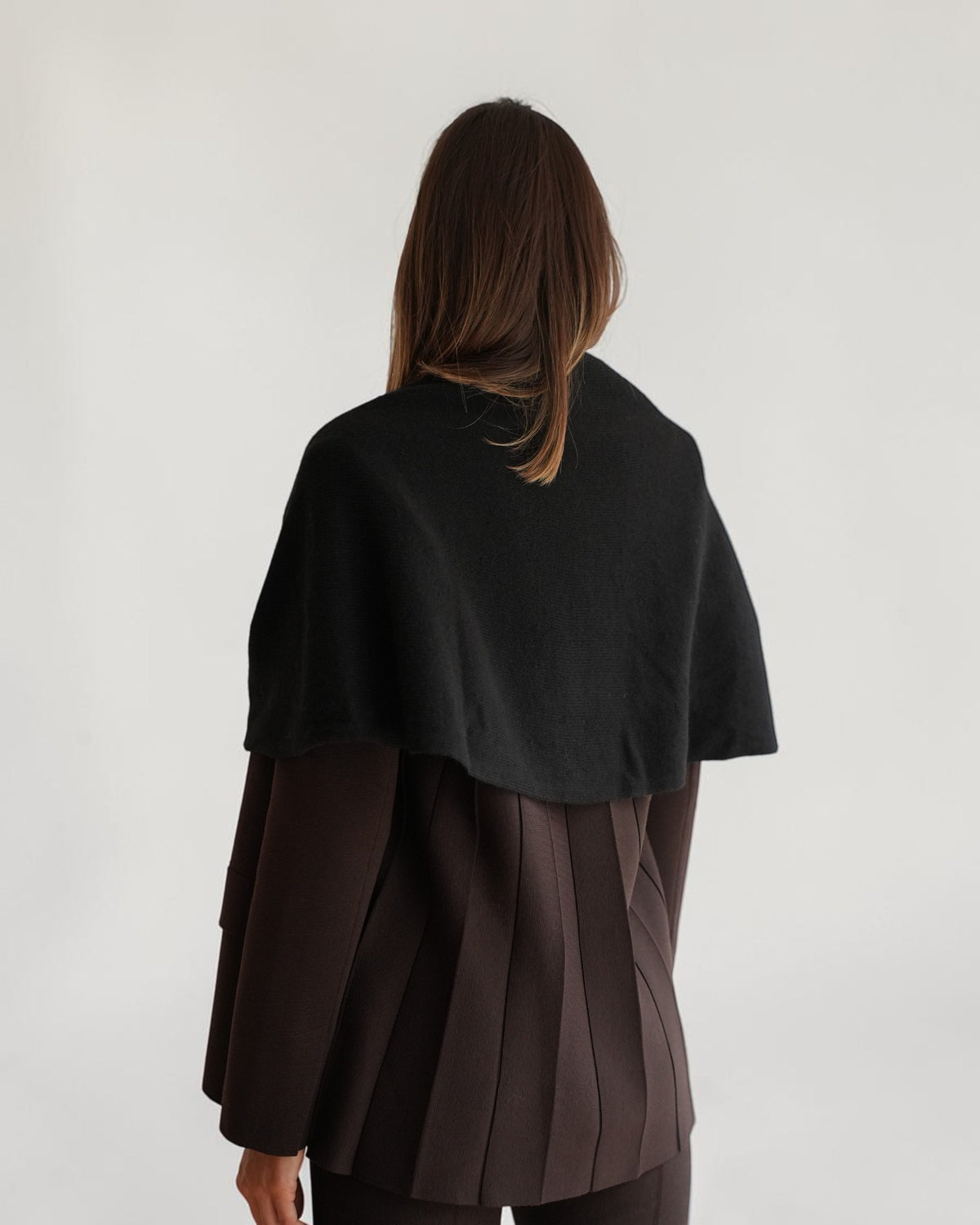 Rückendetail des schwarzen By Malene Birger Wollcapes am Model