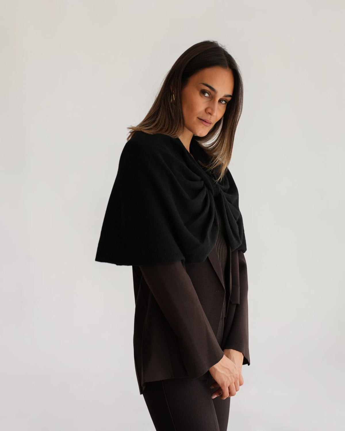 By Malene Birger Wollcape in Schwarz von vorne getragen
