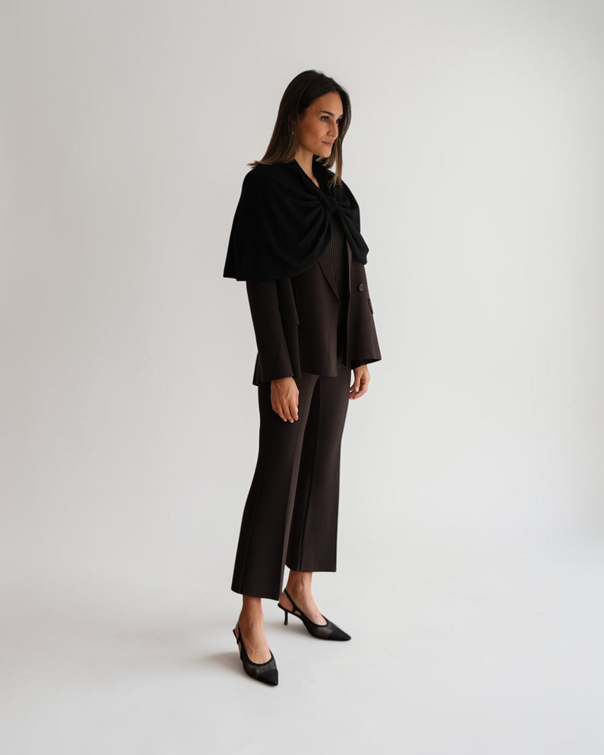 By Malene Birger Wollcape in Schwarz von vorne am Model mit weich fallender Silhouette