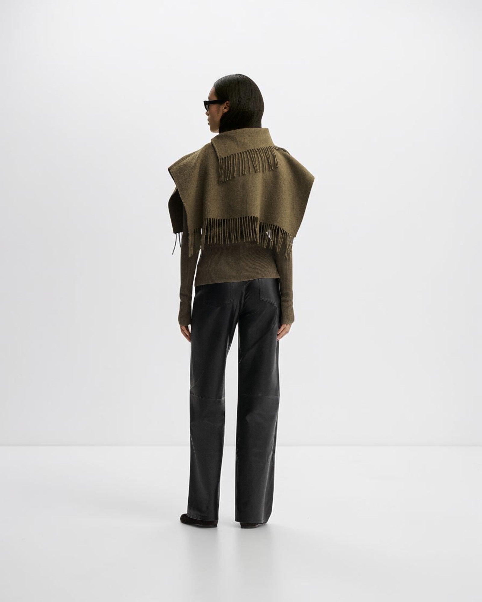 By Malene Birger Turtla Wollkragen in Dunkelkhaki von hinten getragen