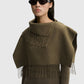 Detail des By Malene Birger Turtla Wollkragens mit Fransen in Dunkelkhaki