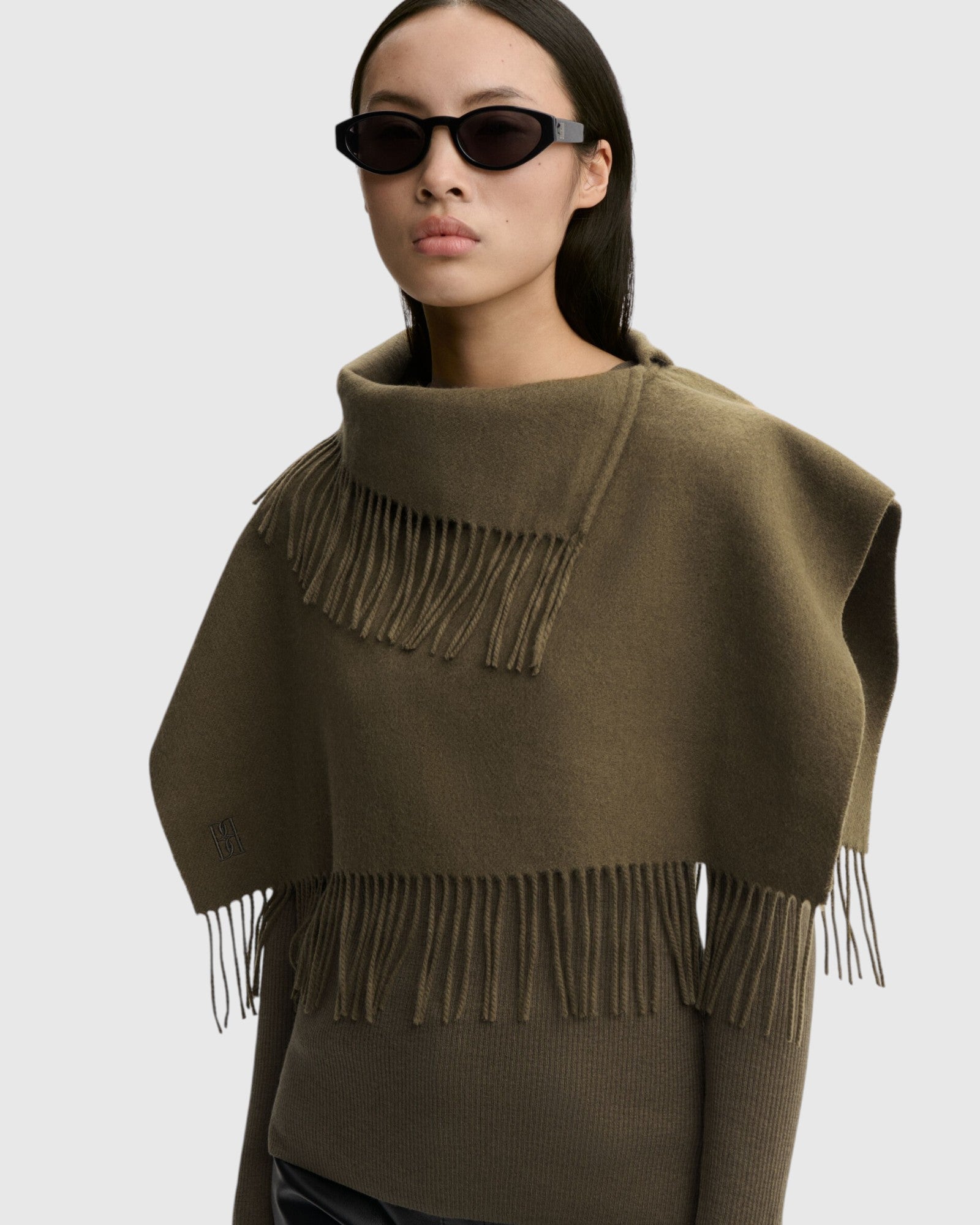 Detail des By Malene Birger Turtla Wollkragens mit Fransen in Dunkelkhaki