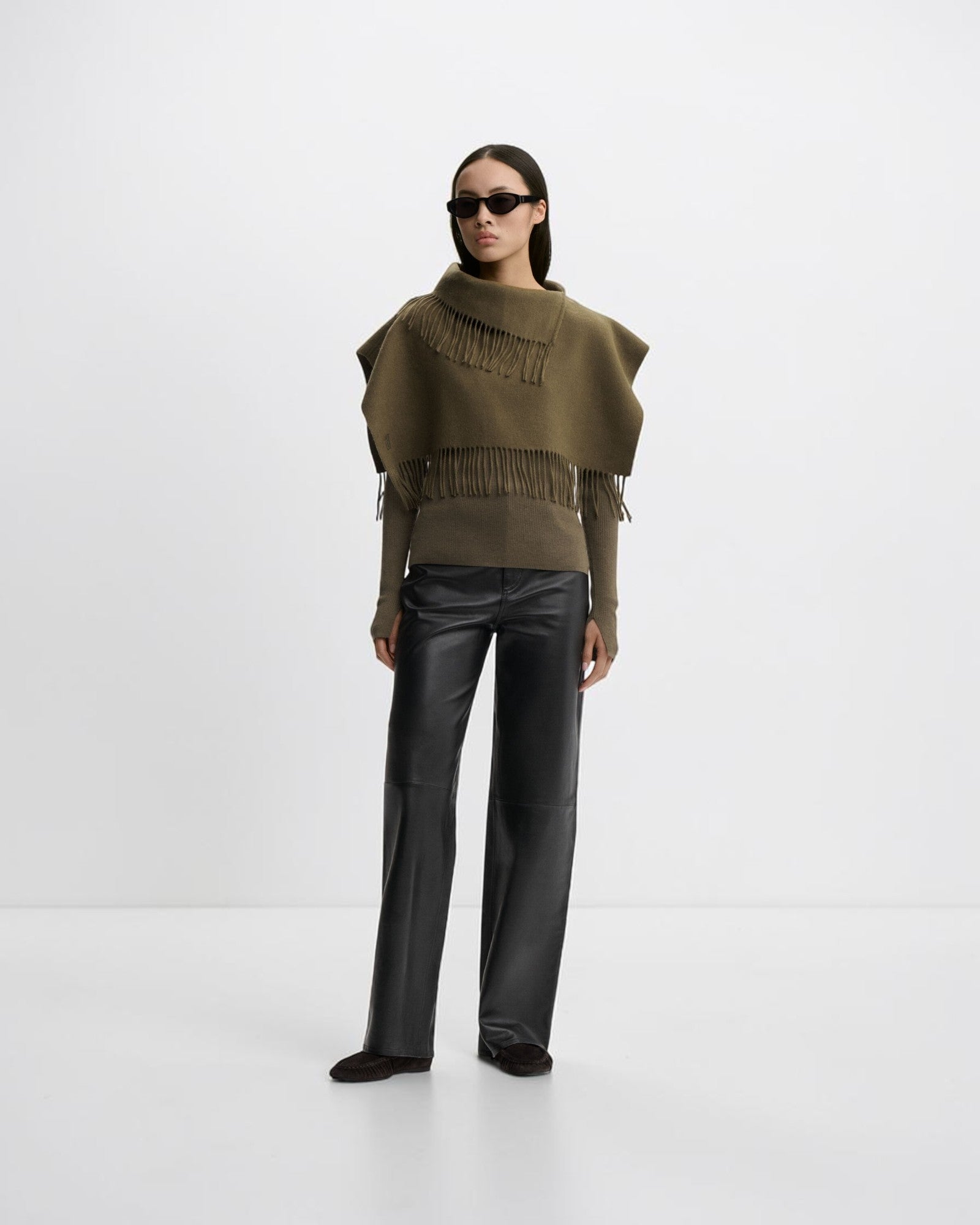 By Malene Birger Turtla Wollkragen in Dunkelkhaki von vorne getragen