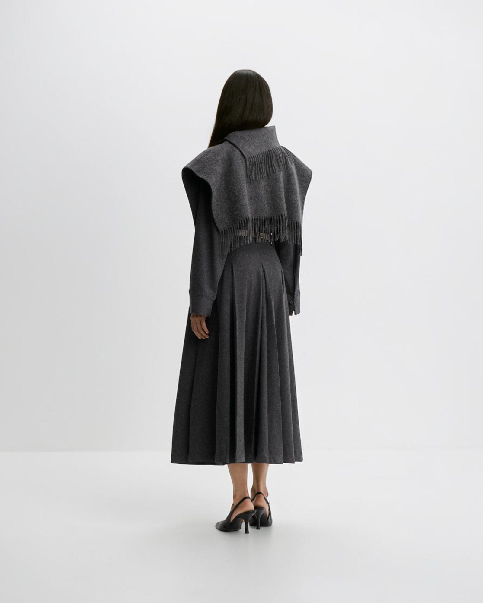 By Malene Birger Turtla Wollkragen in Grau von hinten getragen