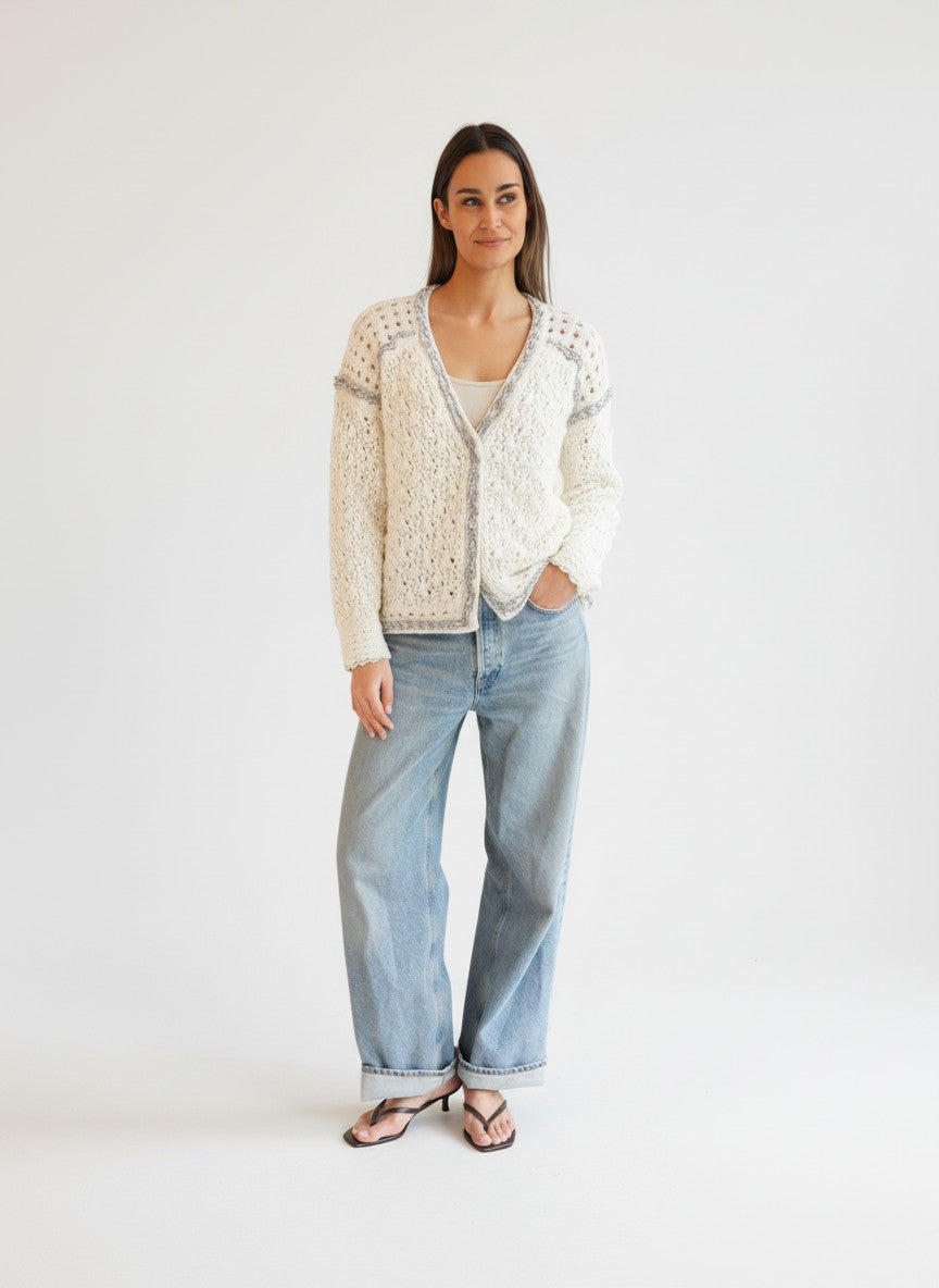 Circus Hotel Strickjacke Creme Silver Chains im getragenen Styling von vorne