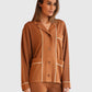 Circus Hotel Strickjacke Ambra Gold im getragenen Styling als Detail von vorne