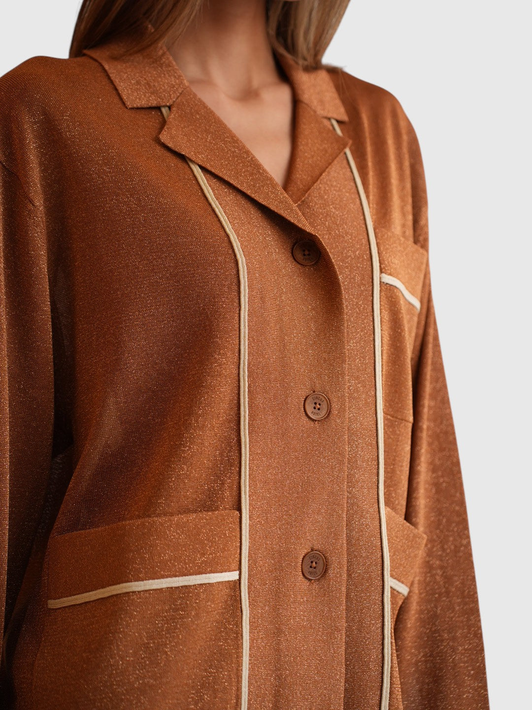 Circus Hotel Cardigan Gold am Model Detailansicht Stoff und Farbe