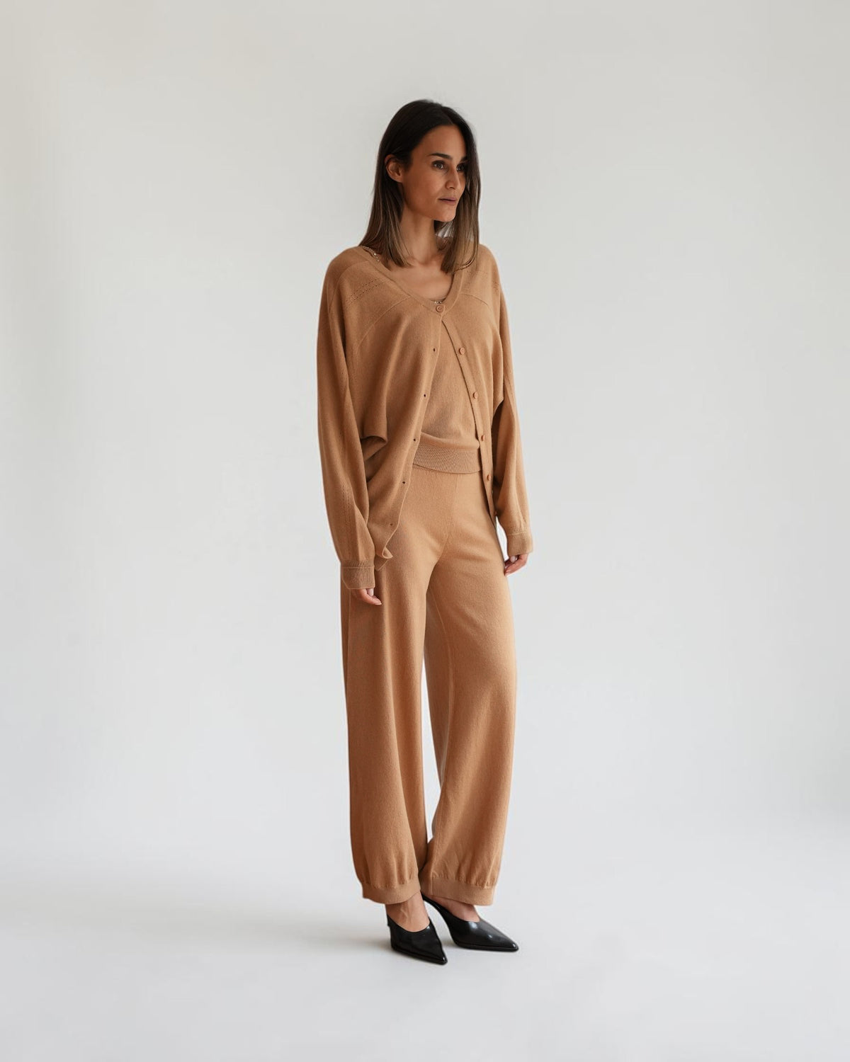 Circus Hotel Cardigan mit Ledergürtel mit Top und Jogger in Beige von vorne getragen