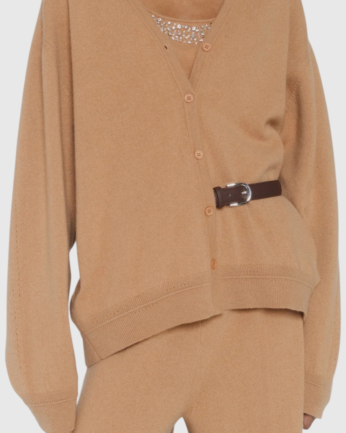 Detail des Circus Hotel Cardigans in Beige mit Ledergürtel getragen