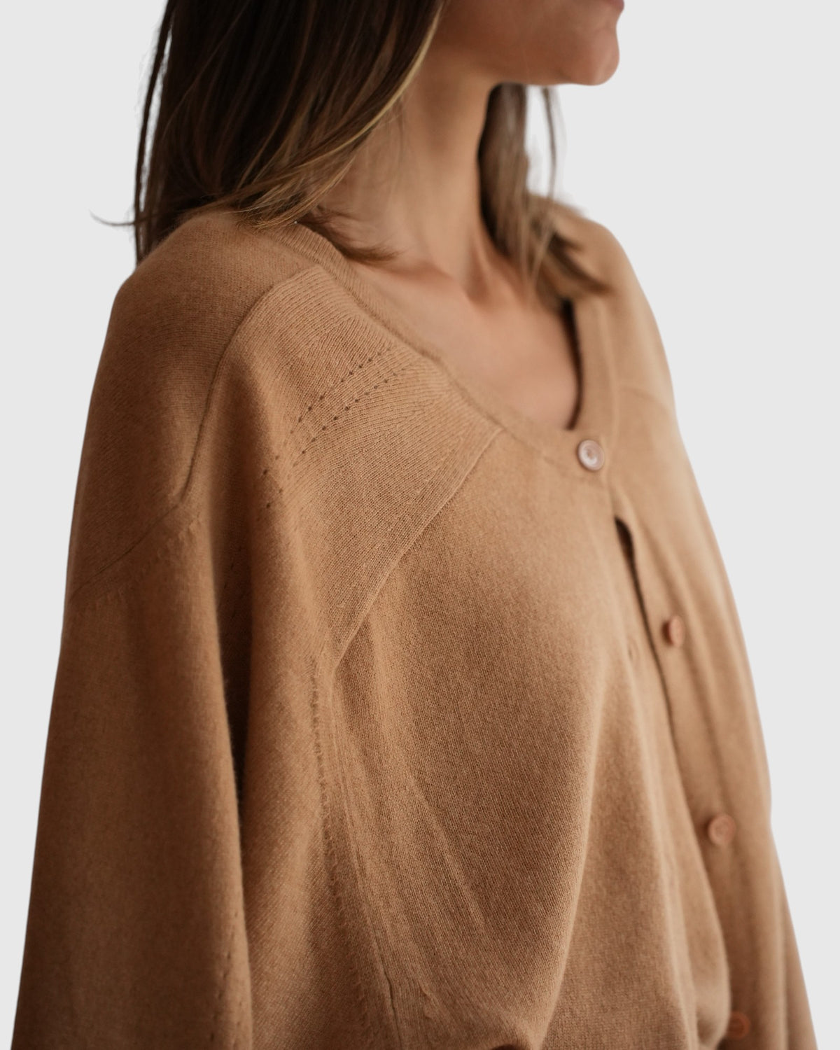 Detail des Circus Hotel Cardigans in Beige ohne Ledergürtel getragen