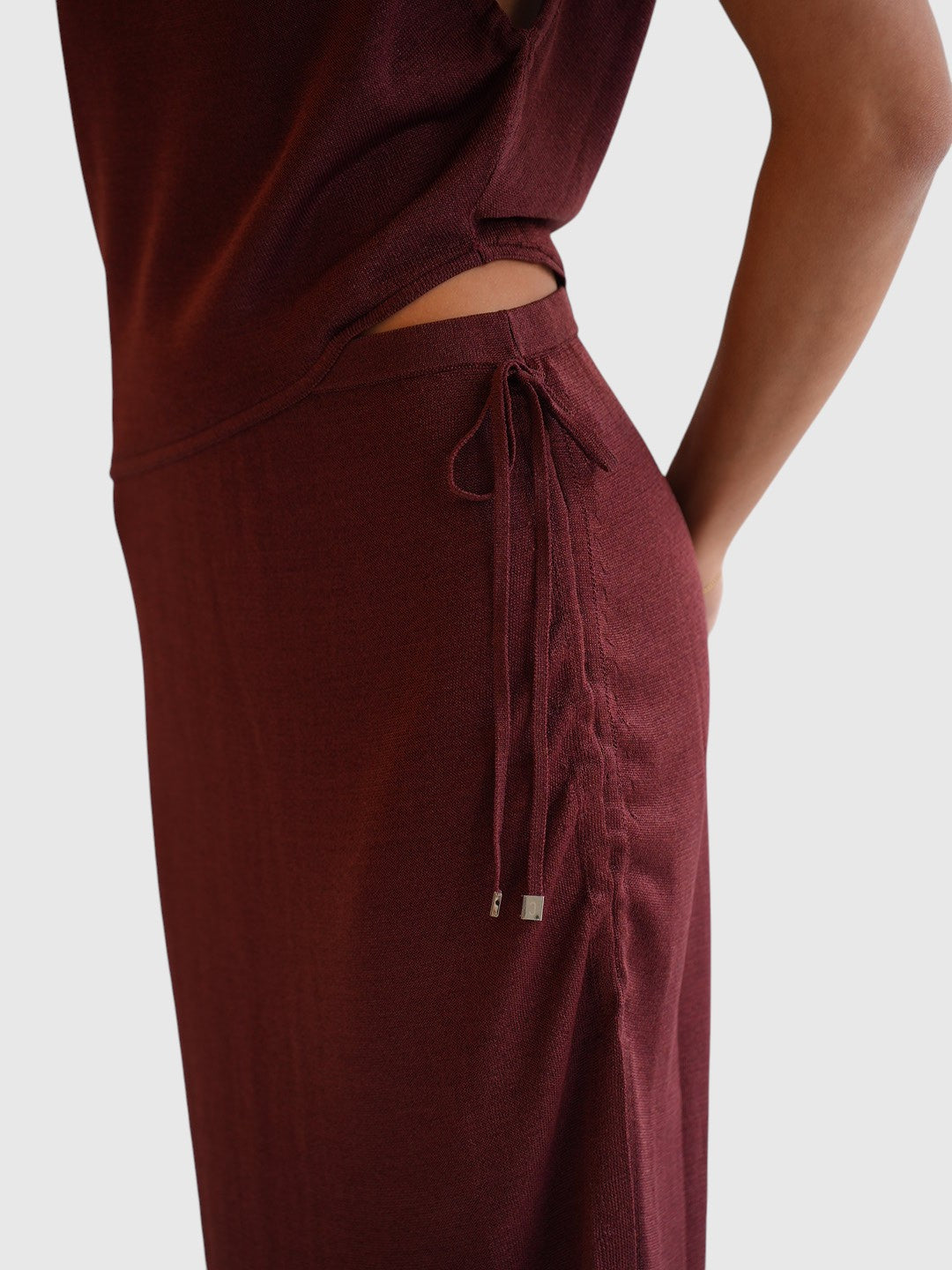 Detail des Circus Hotel Strickkleids Red Rose Cut-Out Hip in Rot