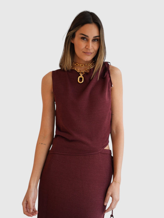 Circus Hotel Strickkleid Red Rose Cut-Out Hip im getragenen Styling als Detail von vorne