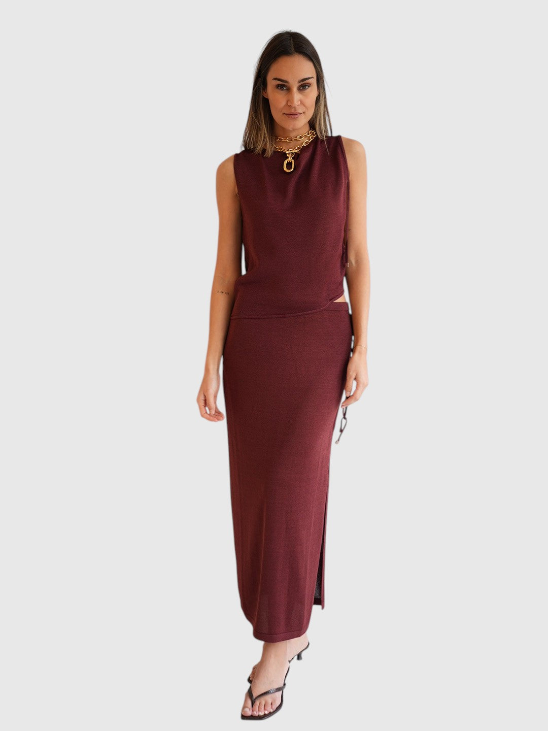 Circus Hotel Strickkleid Red Rose Cut-Out Hip im getragenen Styling von vorne