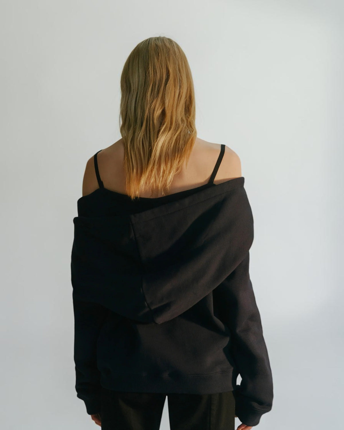 Rückansicht des Circus Hotel Maxi-Hoodies mit Strass-Coulisse in Navy am Model