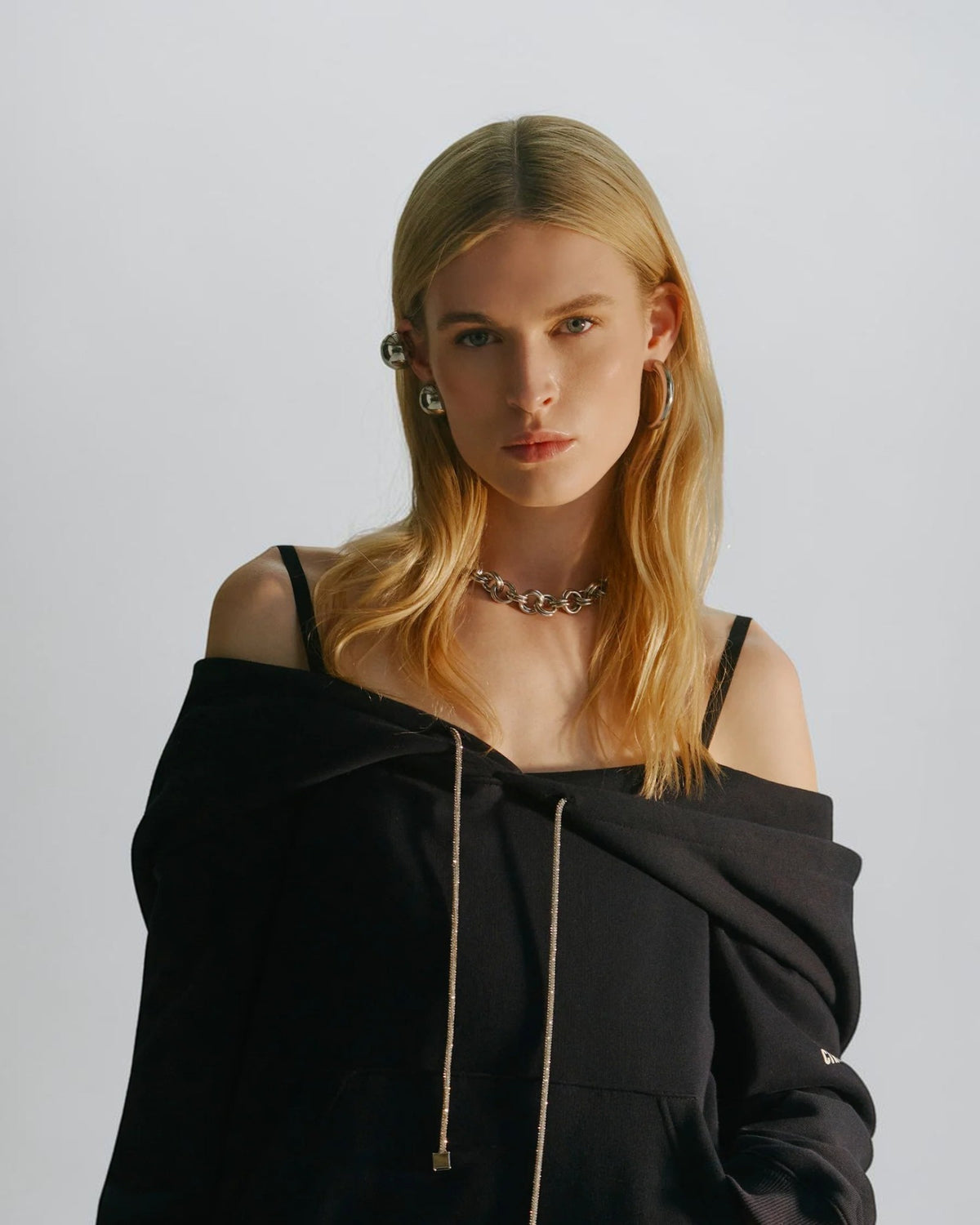 Ausschnittdetail des Circus Hotel Maxi-Hoodies in Navy mit Kapuze und Strass-Coulisse am Model
