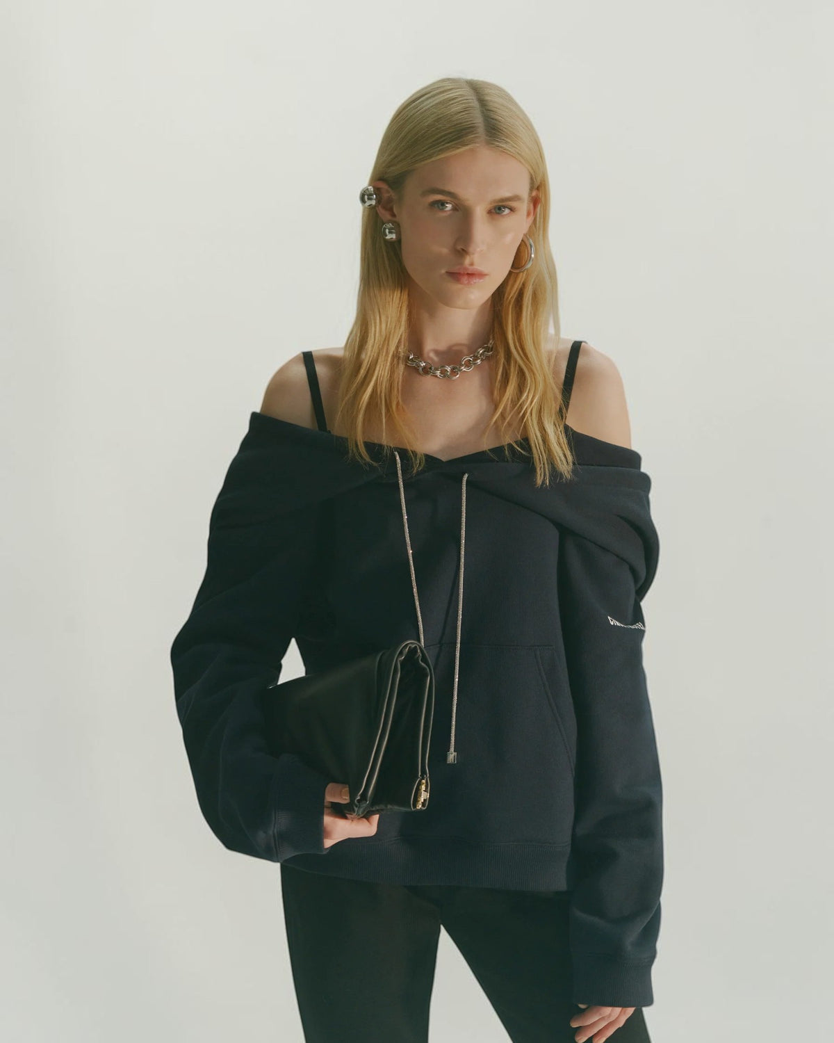 Frontdetail des Circus Hotel Maxi-Hoodies mit Strass-Coulisse in Navy am Model