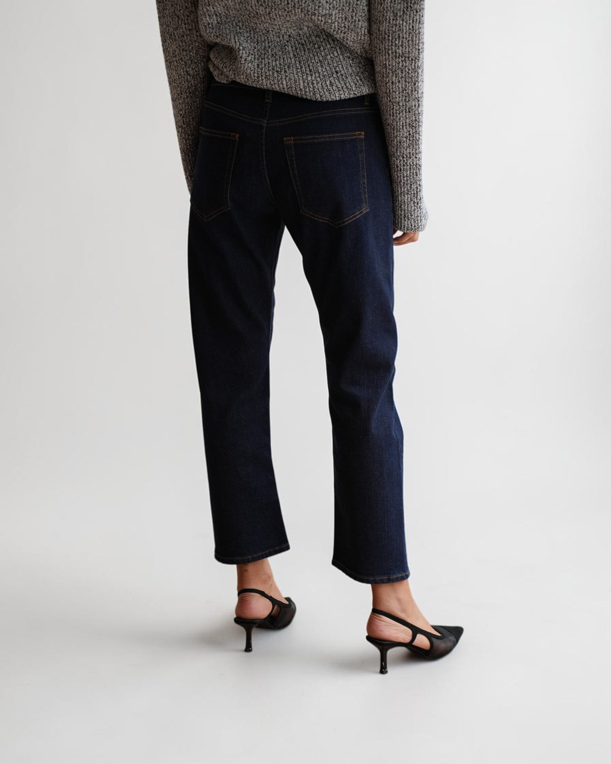 Rückendetail der Circus Hotel Straight-Leg Jeans mit Schmuckfransen in Dunkelblau am Model