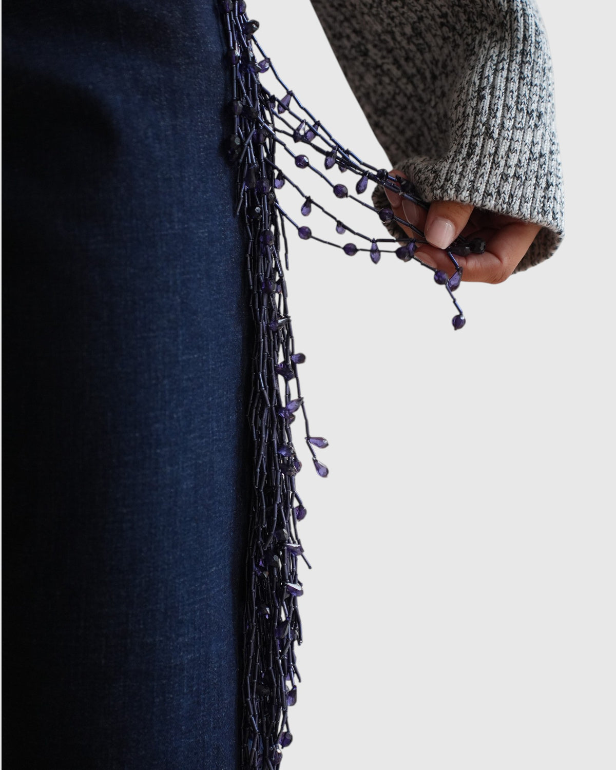 Detail der Schmuckfransen an der dunkelblauen Circus Hotel Straight-Leg Jeans am Model