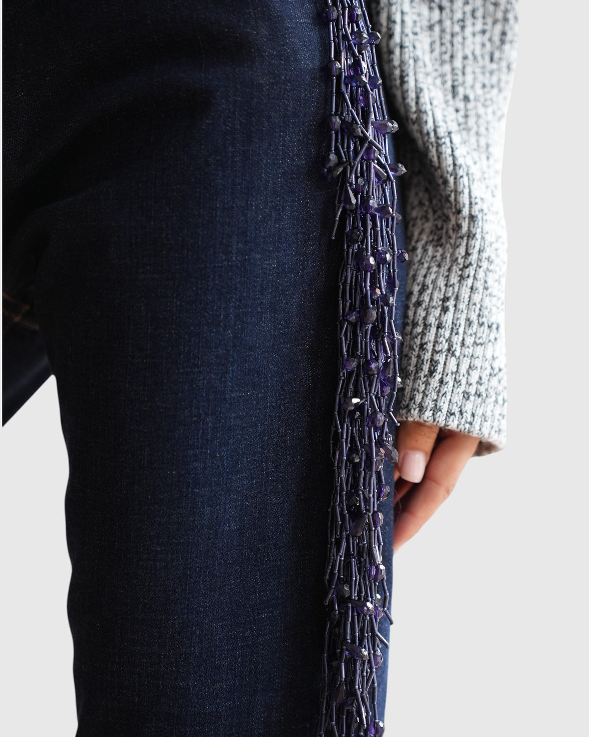 Detail von Denim und Schmuckfransen der Circus Hotel Straight-Leg Jeans in Dunkelblau