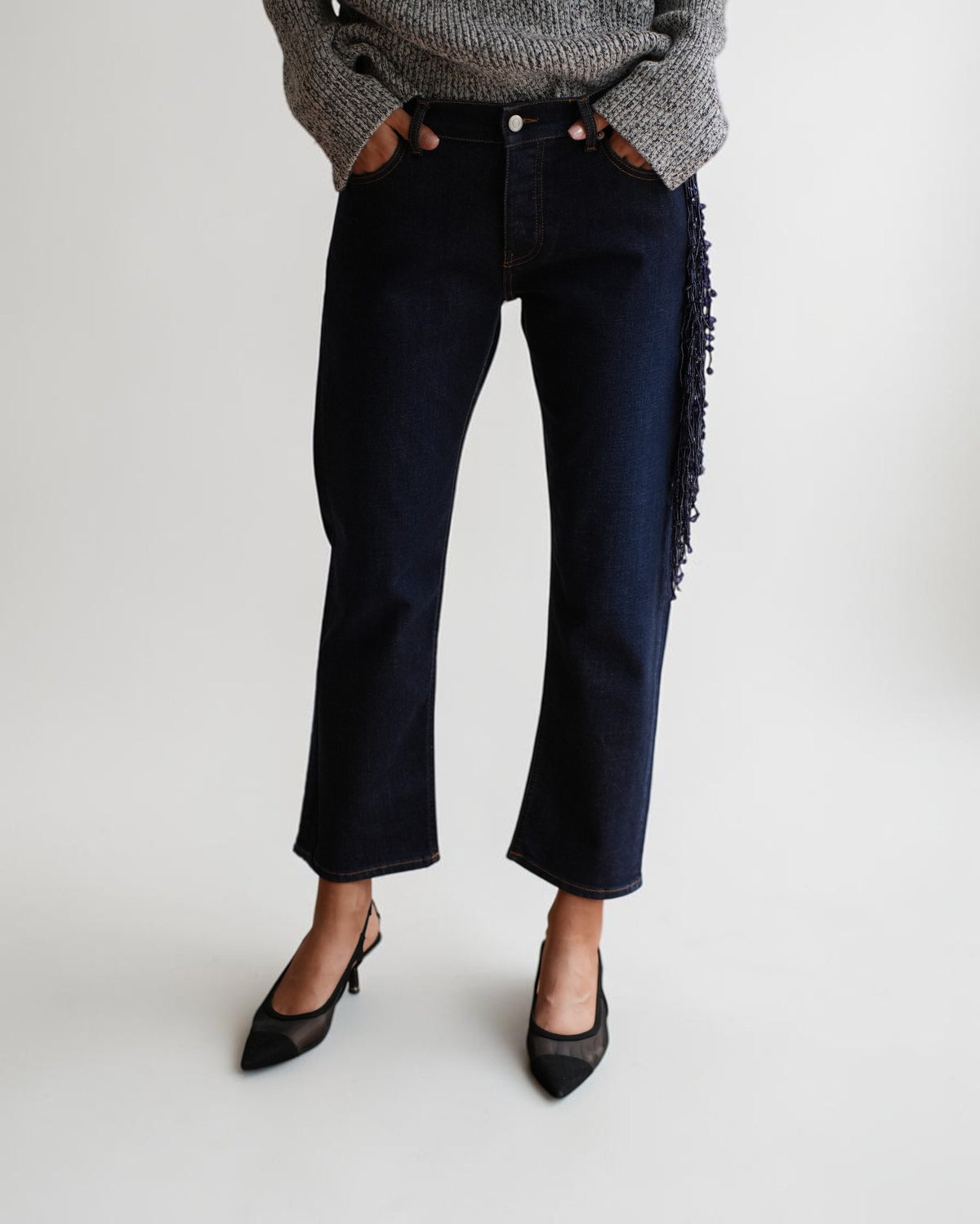 Vorderdetail der Circus Hotel Straight-Leg Jeans mit Schmuckfransen in Dunkelblau am Model
